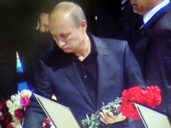 Владимир Путин возложил цветы хоккеистам "Локомотива"