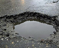 В Тольятти дорожная служба заплатит автолюбителю, чья машина попала в яму на дороге